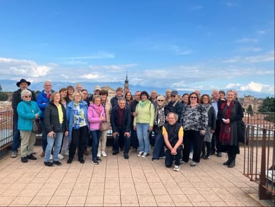 Die Reisegruppe bei der Stadtmauer-Besichtigung in Cittadella.