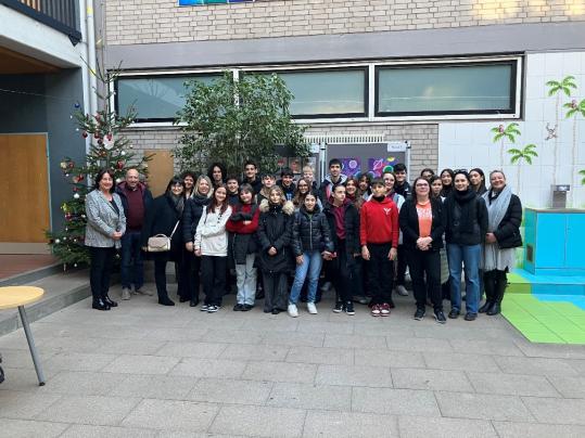 Die Jugendlichen der Musikschule Associazione J. Vittorelli mit der Rektorin der Mörike-Realschule Frau Maisel (1.von links), der Dirigentin Michela Battocchio (3. von links) und Frau Malvasi, Lehrerin der Mörike-Realschule (vorne 3. von rechts) im Innenhof der Mörike-Realschule