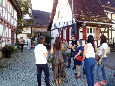 Die Delegation bei der Etterdorfbesichtigung in Lienzingen mit Ursula Stierle vom Verein Lienzinger Gaden e.V. 